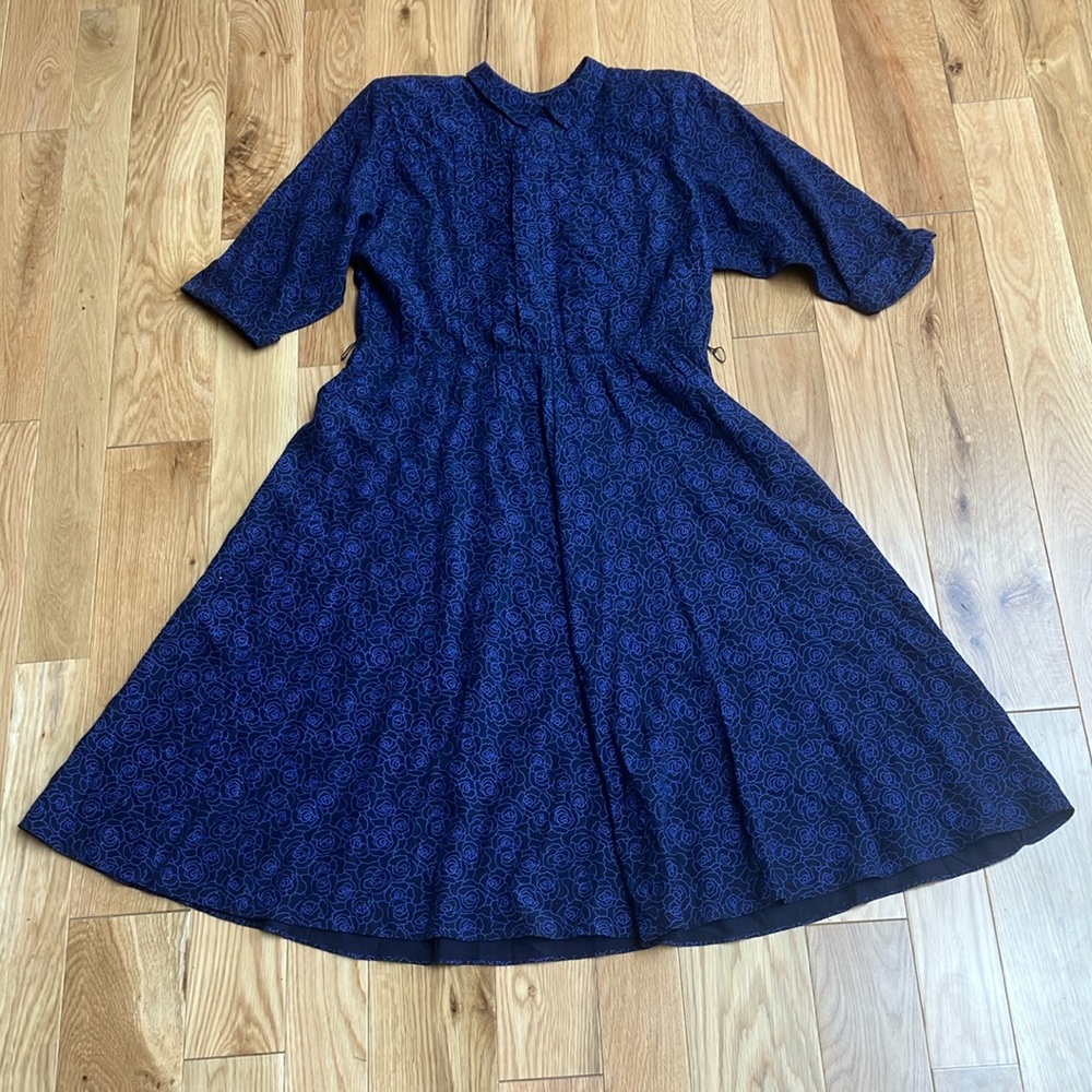 Vintage Elegant Blue Patterned Dress with cute collar! Buttons,